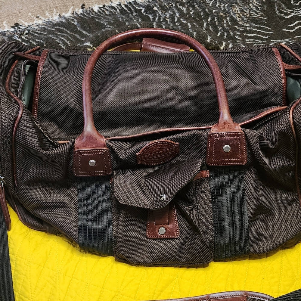 Vintage medium sized Filson duffle bag